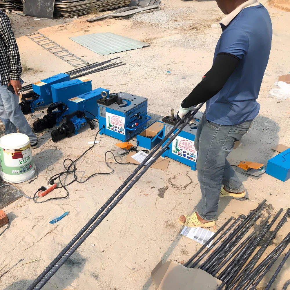 Giao máy uốn sắt cho khách hàng