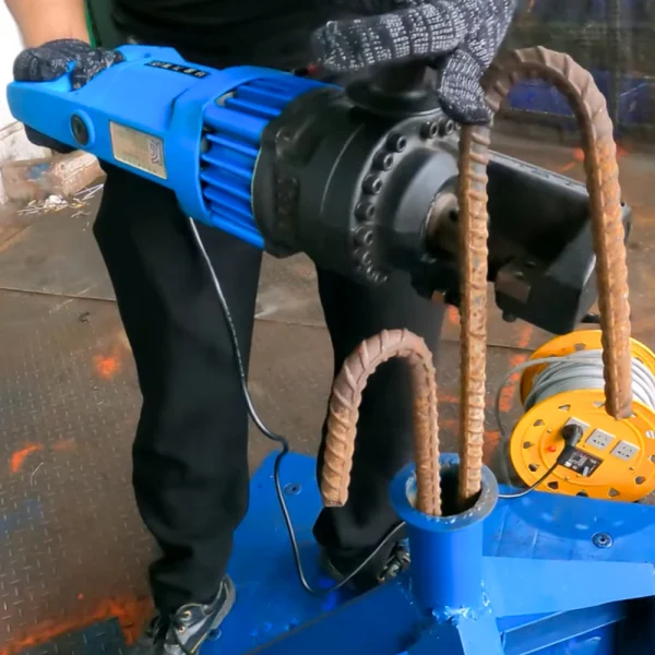Cắt sắt cột cháy tối ưu với máy thủy lực cầm tay
