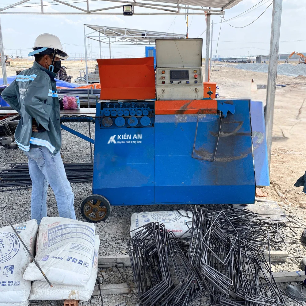 Máy bẻ đai sắt đang cho thuê tại công trình