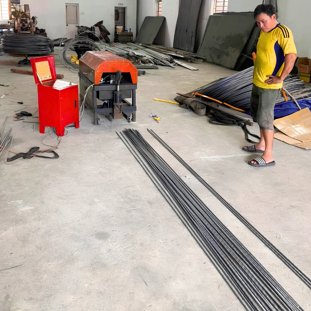 Máy duỗi cắt sắt tự động đang cho thuê tại công trình