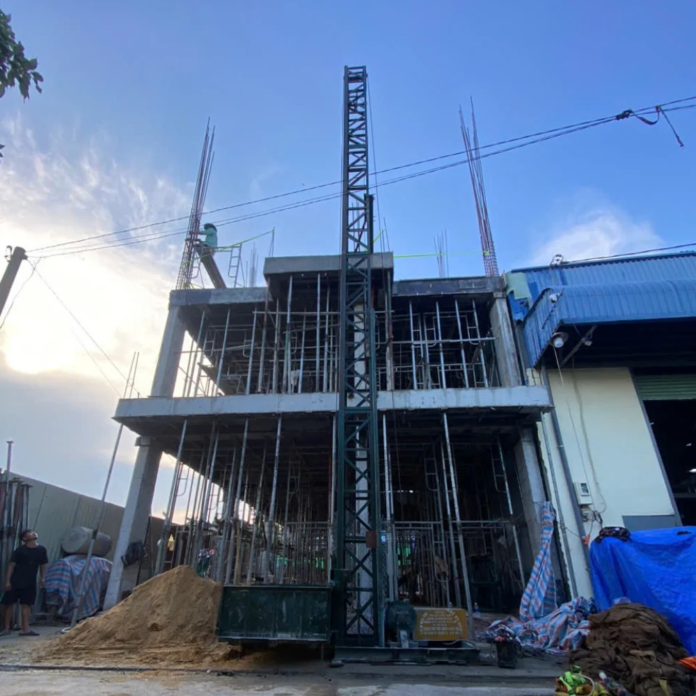 Giao thiết bị nâng hạ vận thăng cho khách hàng