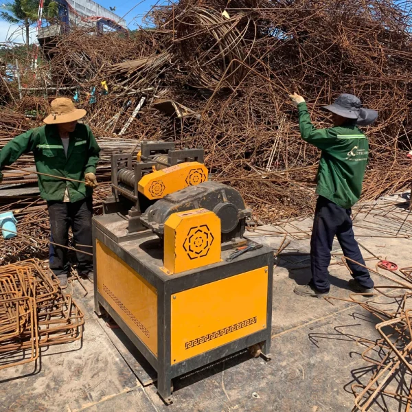 Duỗi thẳng khối lượng lớn sắt uốn lỗi để tái sử dụng tại công trình