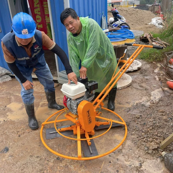 Kiến An hỗ trợ giao máy xoa nền tận công trình khách hàng