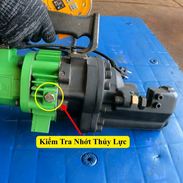 Kiểm tra dầu nhớt để máy cắt sắt chặt được ngọt