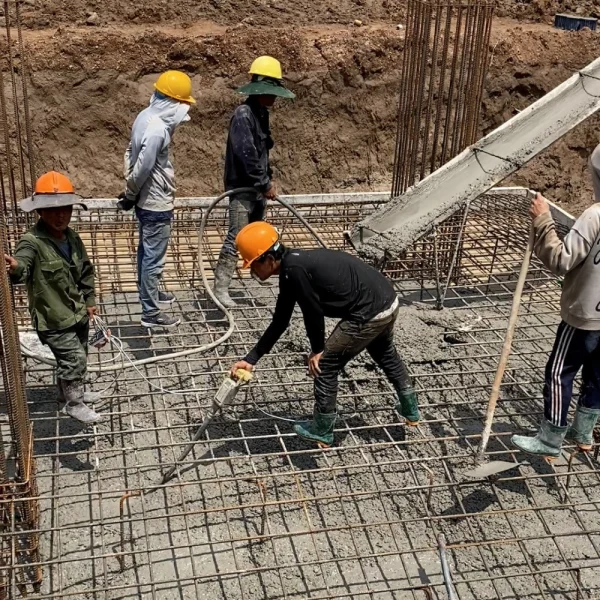 Máy đầm dùi xăng giúp loại bỏ bọt khí khi bơm bê tông