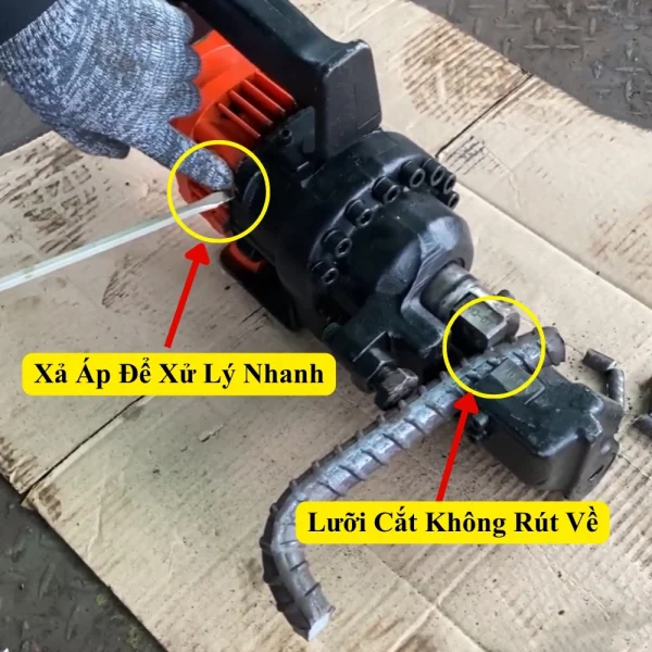 Lưỡi dao máy cắt sắt bị kẹt không hồi về được